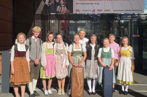 77 Teilnehmerinnen und Teilnehmer aus Südtirol waren beim 25. Alpenländischen Volksmusikwettbewerb dabei. Darunter auch viele Gruppen aus den Musikschulen, im Bild die Huzabichl Geignmusik und die Ragau Geigenmusik mit Lehrer Erich Feichter. (Fotonachweis: LPA/Landesdirektion Deutsche und Ladinische Musikschule)