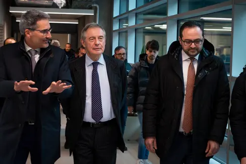 Landeshauptmann Arno Kompatscher (l.) hielt im Gespräch mit Minister Urso (Mitte) und Landesrat Galateo (r.) u.a. fest, dass das duale Ausbildungsmodell eine wichtige Säule für Südtirols Arbeitswelt sei. (Foto: LPA/Fabio Brucculeri)