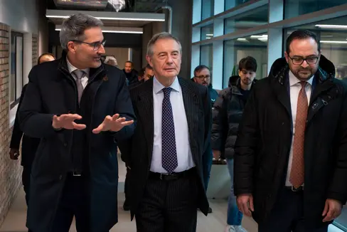 Landeshauptmann Arno Kompatscher (l.) hielt im Gespräch mit Minister Urso (Mitte) und Landesrat Galateo (r.) u.a. fest, dass das duale Ausbildungsmodell eine wichtige Säule für Südtirols Arbeitswelt sei. (Foto: LPA/Fabio Brucculeri)