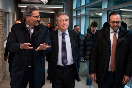 Da sinistra il presidente della Provincia autonoma di Bolzano, Arno Kompatscher, il ministro Urso e Marco Galateo, assessore provinciale all’istruzione e cultura italiana, commercio e servizi, artigianato e industria e vicepresidente della Provincia. (Foto: ASP/Fabio Brucculeri)