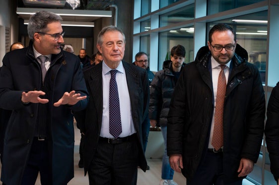 Da sinistra il presidente della Provincia autonoma di Bolzano, Arno Kompatscher, il ministro Urso e Marco Galateo, assessore provinciale all’istruzione e cultura italiana, commercio e servizi, artigianato e industria e vicepresidente della Provincia. (Foto: ASP/Fabio Brucculeri)