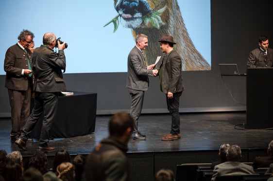 Kurz davor, die ersten Schritte ins Weidwerk zu tun: Forstwirtschaftslandesrat Luis Walcher hat die Urkunden überreicht, die die bestandene Jägerprüfung bestätigen. (Foto: LPA/Bernhard Aichner)