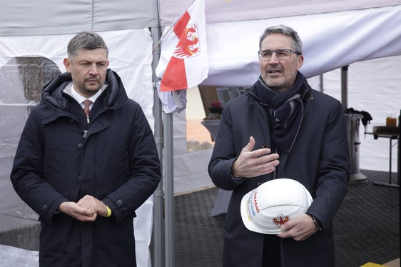 Landeshauptmann Arno Kompatscher (r.) sprach von einem Moment der Zuversicht, Landesrat Daniel Alfreider (l.) erwartet mehr Lebensqualität für die Bürgerinnen und Bürger von Percha. (Foto: ASP/Tiberio Sorvillo)