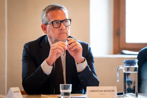 In der außerordentlichen Sitzung der Landesregierung auf Schloss Goldrain informierte Hochbau- und Vermögenslandesrat Christian Bianchi über Projekte im Vinschgau, darunter die Aufwertung der Festung Gomagoi und die Neugestaltung des Areals beim Kirchturm im Reschensee. (Foto: LPA/Fabio Brucculeri)