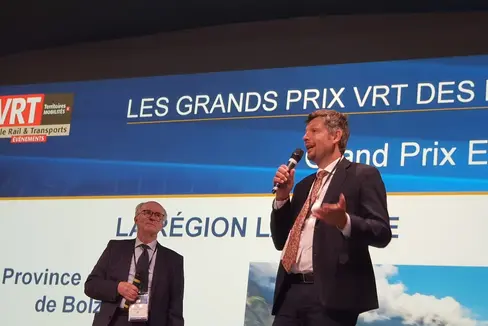 Südtirol setzt weiter auf nutzerfreundliche, saubere und smarte Mobilität, betonte Landesrat Daniel Alfreider, der in Paris für das Land Südtirol den Mobilitätspreis der Regionen des führenden französischen Mobilitätsmagazins VRT für die Vinschger Bahn entgegennehmen durfte. (Foto: LPA)