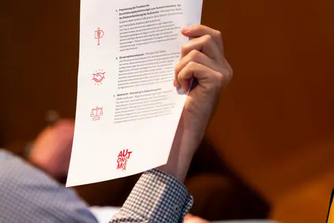 Sobald die Stellungnahmen des Regionalrats und der beiden Landtage vorliegen und nach einem weiteren Durchgang in der Konferenz der Regionen, wird der Ministerrat den Text endgültig genehmigen und ihn anschließend der Republik Österreich übermitteln. (Foto: LPA/Manuela Tessaro)