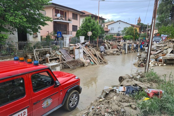 Der Hilfszug mit Einsatzkräften der Berufsfeuerwehr Bozen und Mitgliedern mehrerer Freiwilliger Feuerwehren, der Wildbachverbauung der Agentur für Bevölkerungsschutz, der Sektion Zivilschutz des Weißen Kreuzes und des Landeskomitees Südtirol des Roten Kreuzes war am 17. Mai 2023 Richtung Emilia-Romagna aufgebrochen; das Bild entstand am 25. Mai 2023. (Archivbild: LPA/Berufsfeuerwehr Bozen)