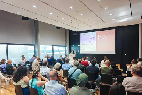Il nostro obiettivo, in qualità di Agenzia per l’Alto Adige digitale, è quello di offrire servizi trasversali all’avanguardia a tutta la pubblica amministrazione. In questo modo creiamo sinergie, portiamo l’intera amministrazione allo stato dell’arte dal punto di vista tecnologico e garantiamo la sicurezza”, ha sottolineato Josef T. Hofer, direttore dell’AgAAD e della Ripartizione Informatica, in occasione dell’ultimo Forum Digital tenutosi all’EURAC. (Foto: USP/Ursula Pirchstaller)