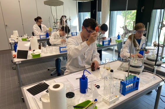 Alexander Giuliani vom Realgymnasium Bozen bei den vorgegebenen Versuchen des österreichischen Bundeswettbewerbs der Chemieolympiade. (Foto: LPA/Roswitha Maurer)