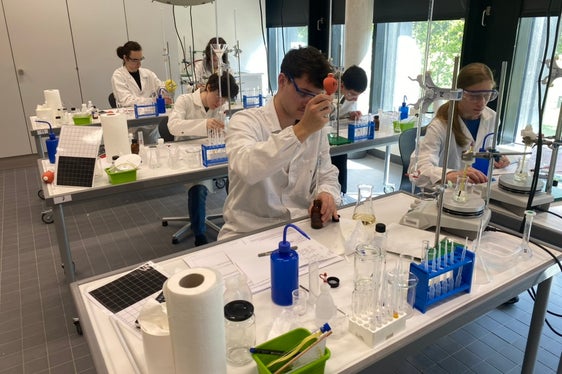Alexander Giuliani vom Realgymnasium Bozen bei den vorgegebenen Versuchen des österreichischen Bundeswettbewerbs der Chemieolympiade. (Foto: LPA/Roswitha Maurer)
