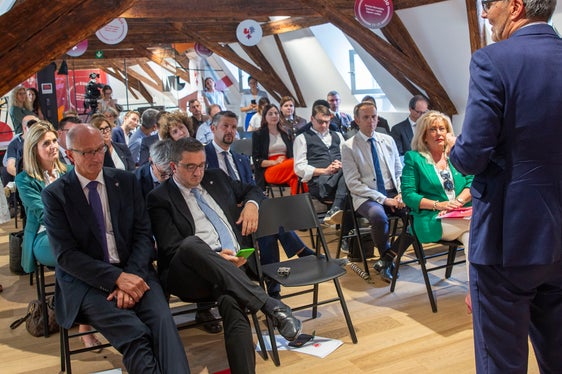 La folta platea politica durante la giornata tenutasi a Casa della Bolzano a Bolzano. Erano presenti i presidenti dei Parlamenti di Tirolo, Sonja Ledl-Rossmann, e Alto Adige, Rita Mattei, il presidente del Consiglio provinciale di Trento, Walter Kaswalder, nonché i membri dell'assemblea dell'Euregio, il consigliere provinciale Daniel Alfreider e il consigliere provinciale Sven Knoll. (Foto: ASP/Fabio Brucculeri)