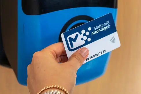 Circa 500 dei 700 autobus sono ora dotati del nuovo sistema di ticketing e di informazione e nelle prossime settimane saranno installate anche nuove biglietterie automatiche nelle stazioni. (Foto: Sta)