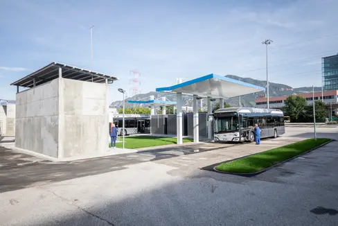 La società in house della Provincia di Bolzano sasa progetta di costruire due stazioni di rifornimento di idrogeno, una a Bolzano e una a Merano. A Bolzano la nuova stazione si aggiungerà a quella già esistente nel deposito dell’azienda (Foto: sasa/Armin Huber)