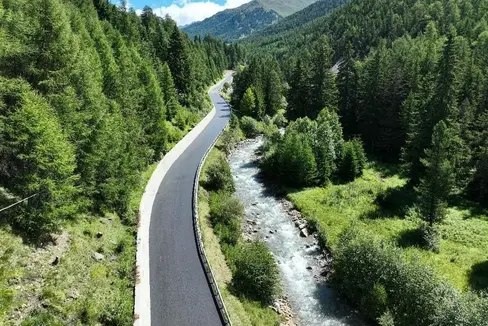 Die Landesstraße zwischen Graun im Vinschgau und Pedroß (Langtaufers) wurde im Juli 2025 neu asphaltiert. Durch die fugenlose Asphaltierung wurde die Lebensdauer des Straßenbelags erhöht. (Foto: LPA/Straßendienst Vinschgau)