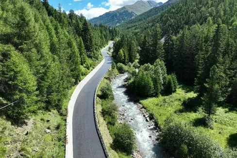 Die Landesstraße zwischen Graun im Vinschgau und Pedroß (Langtaufers) wurde im Juli 2025 neu asphaltiert. Durch die fugenlose Asphaltierung wurde die Lebensdauer des Straßenbelags erhöht. (Foto: LPA/Straßendienst Vinschgau)