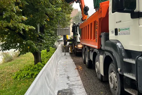 Am heutigen Nachmittag hat die Wildbachverbauung angesichts des bevorstehenden Anstiegs des Pegels mobile Hochwasserschutzelemente - aufgrund ihres Aussehens Lego genannt - entlang des Eisacks in Klausen aufgestellt. (Foto: LPA/Agentur für Bevölkerungsschutz/Landesamt für Wildbach- und Lawinenverbauung Nord/Patrick Lanthaler)