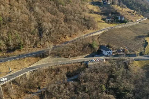 La strada provinciale SP 24 sarà ampliata nel tratto compreso tra il km 1,450 e il km 1,950. A tal fine, sul lato a monte verranno costruiti muri di sostegno in pietrame e sul lato a valle saranno realizzati muri di sostegno con nuovi banchettoni in cemento armato e nuovi guardrail. All'altezza dell’albergo “Faust”, l’omonima fermata dell'autobus esistente verrà ampliata e dotata di aree accessorie e di un marciapiede. (Foto: USP/Ufficio tecnico strade centro-sud)