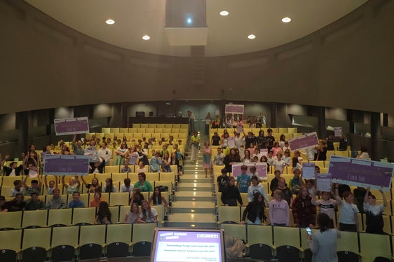 Sette classi/scuole del Trentino, dell'Alto Adige e del Tirolo hanno ricevuto assegni da 500 euro. (Foto: Euregio)