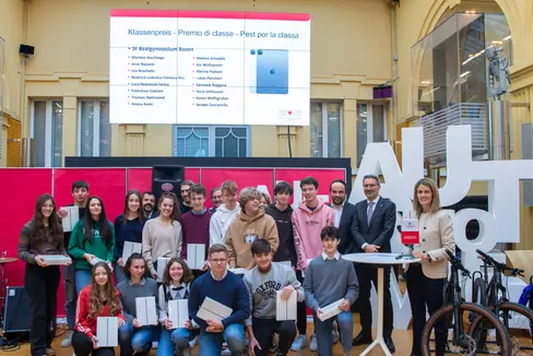 Il premio di classe, fra le 116 partecipanti al concorso in gara, è stato vinto dalla 3D del Liceo scientifico in lingua tedesca di Bolzano. La classe posa con la direttrice dell'Agenzia provinciale di stampa e comunicazione, Claudia Messner (nella foto a destra), il presidente altoatesino Arno Kompatscher e l'assessore provinciale Philipp Achammer. (Foto: ASP/Fabio Brucculeri)