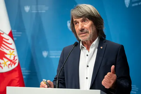 Der Landesgesundheitsplan ist ein zentrales Instrument für ein modernes, integriertes Gesundheitssystem, in dem Krankenhäuser und die wohnortnahe Versorgung enger zusammenarbeiten mit Fokus auf Prävention, Qualität, Ausbildung, Innovation und Digitalisierung, erklärte Gesundheitslandesrat Hubert Messner. (Foto: LPA/Fabio Brucculeri)