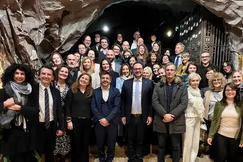 Um die Unterstützung der Lehrpersonen, um Prävention, Sprachenförderung und Zusammenarbeit mit der Wirtschaftswelt ging es beim ersten Treffen von LR Galateo mit den Vertretenden der Schulwelt beziehungsweise Schulverwaltung. (Foto: LPA/Italienische Bildungsdirektion)