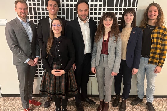 La nuova presidente di sh.asus Ariane Benedikter e il suo vice Alexander von Walther insieme ai membri del direttivo durante la loro visita inaugurale all'assessore provinciale Philipp Achammer. L'argomento di discussione è stato la reintroduzione delle borse di studio per il merito. (ASP/René Ploner)