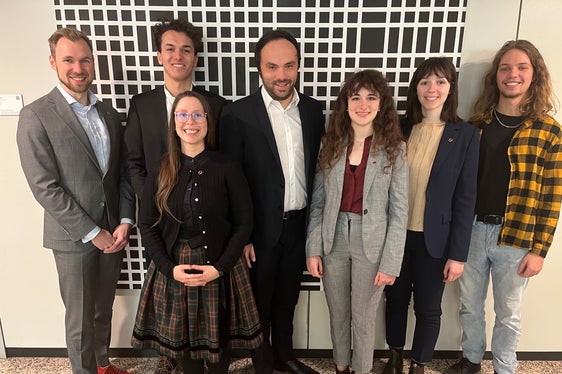 La nuova presidente di sh.asus Ariane Benedikter e il suo vice Alexander von Walther insieme ai membri del direttivo durante la loro visita inaugurale all'assessore provinciale Philipp Achammer. L'argomento di discussione è stato la reintroduzione delle borse di studio per il merito. (ASP/René Ploner)