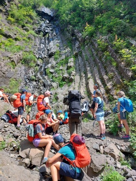 Kinder und Jugendliche für die Natur begeistern und ihnen ein lebendiges Naturverständnis mitgeben ist eines der Ziele der Umweltbildung in den Südtiroler Naturparks - im Bild Jugendliche mit Geologen unterwegs im Naturpark Schlern-Rosengarten. (Foto: Ralf Pechlaner)