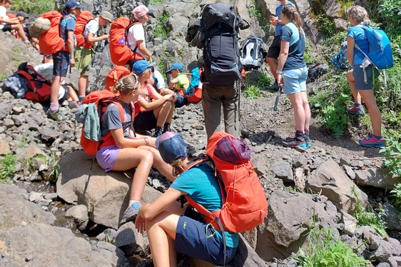 Entusiasmare bambini e ragazzi per la natura e trasmettere loro una comprensione viva della natura è uno degli obiettivi dell'educazione ambientale nei parchi naturali dell'Alto Adige – nella foto, ragazzi in compagnia di geologi nel Parco naturale Sciliar-Catinaccio. (Foto: Ralf Pechlaner)