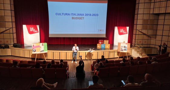 Ein Haus der italienischen Kultur ist das nächste Projekt in der italienischen Kulturpolitik, kündigte Kulturlandesrat Vettorato bei seiner Bilanzpressekonferenz zum Ende der Legislaturperiode 2018-2023 an. (Foto: LPA/Fabio Brucculeri)