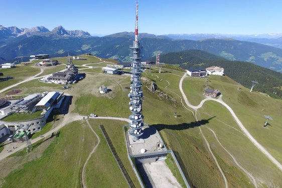 Die RAS legt ein besonderes Augenmerk auf den Bau gemeinsamer Senderstandorte, die eine effiziente Nutzung der Infrastruktur für alle Kommunikationsanbieter ermöglichen. Im Bild: der Senderstandort Kronplatz (Foto: RAS)