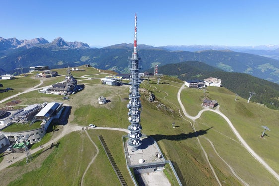 Con oltre 120 postazioni ricetrasmittenti comuni e più di 1.200 impianti di trasmissione, la RAS garantisce una copertura radiofonica e televisiva capillare in Alto Adige. Nella foto la postazione ricetrasmittente comune di Plan de Corones. (Foto: RAS)