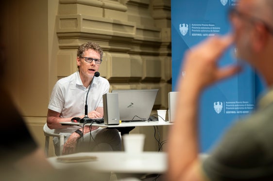 Mit Passion: der für das Musikarchiv zuständige Mitarbeiter des Landesamtes für Film und Medien Martin Silbernagl. (Foto: LPA/Fabio Brucculeri)