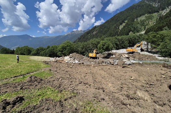 Im Steinzgerbach in Antholz-Obertal wurden etwa 20.000 Kubikmeter Material mobilisiert und verlegten bei der Mündung den Antholzerbach; die Wildbachverbauung hat mit den Aufräum- und Wiederherstellungsarbeiten begonnen. (Foto: LPA/Amt für Wildbach- und Lawinenverbauug Ost in der Agentur für Bevölkerungsschutz)