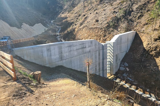 Dall'anno scorso, l'Ufficio provinciale Sistemazione bacini montani Sud sta lavorando alla costruzione di una briglia di trattenuta nel torrente Campiglio a monte del maso Stauderhof che, una volta completata in primavera, sarà in grado di trattenere 11.500 metri cubi di materiale detritico. (Foto: Ufficio provinciale Sistemazione bacini montani Sud)
