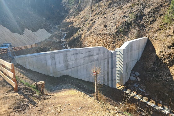 Dall'anno scorso, l'Ufficio provinciale Sistemazione bacini montani Sud sta lavorando alla costruzione di una briglia di trattenuta nel torrente Campiglio a monte del maso Stauderhof che, una volta completata in primavera, sarà in grado di trattenere 11.500 metri cubi di materiale detritico. (Foto: Ufficio provinciale Sistemazione bacini montani Sud)