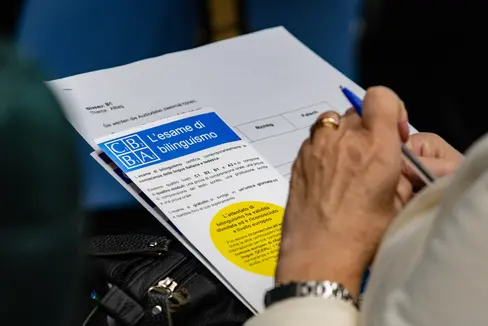 Am 26. Februar können Interessierte an der Simulation der mündlichen Zweisprachigkeitsprüfung teilnehmen (oder dieser beiwohnen). Anmelden muss man sich dafür innerhalb 19. Februar (Foto: LPA/Greta Stuefer)