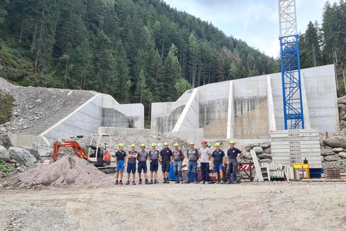 Lungo il Rio Deserto, a nord di Sarentino, la squadra di Albert Premstaller (nella foto) ha innalzato una briglia esistente, migliorando così la protezione dalle inondazioni (Foto: ASP/Ufficio Sistemazione bacini montani Nord)