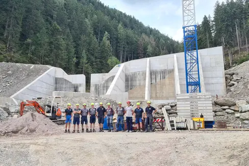 Lungo il Rio Deserto, a nord di Sarentino, la squadra di Albert Premstaller (nella foto) ha innalzato una briglia esistente, migliorando così la protezione dalle inondazioni (Foto: ASP/Ufficio Sistemazione bacini montani Nord)