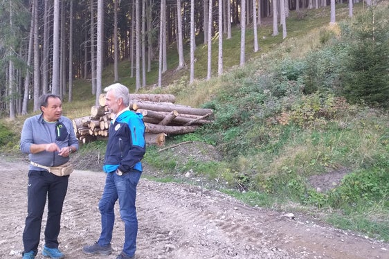 Il sindaco di Vipiteno Peter Volgger ha accompagnato l'assessore alla Protezione civile Arnold Schuler durante il sopralluogo ai cantieri idraulici. (Foto: Agenzia Protezione civile/Maja Clara)