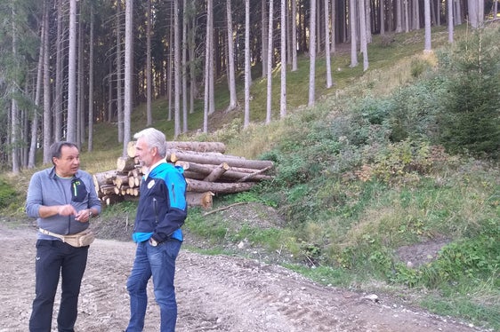 Il sindaco di Vipiteno Peter Volgger ha accompagnato l'assessore alla Protezione civile Arnold Schuler durante il sopralluogo ai cantieri idraulici. (Foto: Agenzia Protezione civile/Maja Clara)