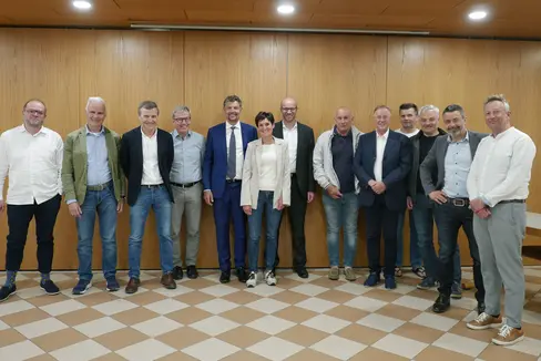 Incontro sulla mobilità in Alta Val d'Isarco: l'assessore provinciale Alfreider (quinto da sinistra) e il direttore della STA Dejaco (secondo da destra) con la presidentessa della Comunità comprensoriale Reinhalter (sesta da sinistra) e i rappresentanti dei Comuni e dei gruppi d'iniziativa (Foto: LPA/Ingo Dejaco)