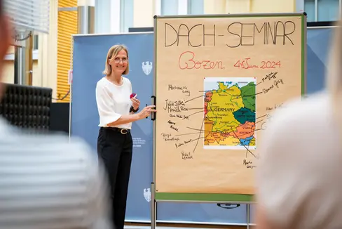 Al centro dello scambio professionale vi erano temi di attualità relativi alla gestione e allo sviluppo del personale: nella foto Margit Laimer, dell'Ufficio provinciale Sviluppo personale. (Foto: USP/Fabio Brucculeri)