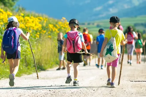 Nelle prossime settimane, quasi 500 offerte attendono bambini e ragazzi in tutto l'Alto Adige. L'assistenza estiva è un'offerta importante per le famiglie, afferma l’assessora Deeg (Foto: Servizio giovani del decanato di Brunico)