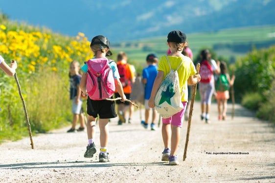 Nelle prossime settimane, quasi 500 offerte attendono bambini e ragazzi in tutto l'Alto Adige. L'assistenza estiva è un'offerta importante per le famiglie, afferma l’assessora Deeg (Foto: Servizio giovani del decanato di Brunico)