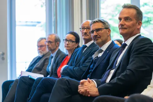 All'evento sulla gestione del lupo (da destra) il primo ministro della Comunità germanofona del Belgio, Oliver Paasch, i presidenti Kompatscher e Mattle, il capo di gabinetto Preising (Foto: ASP/Javier Bernal Revert)