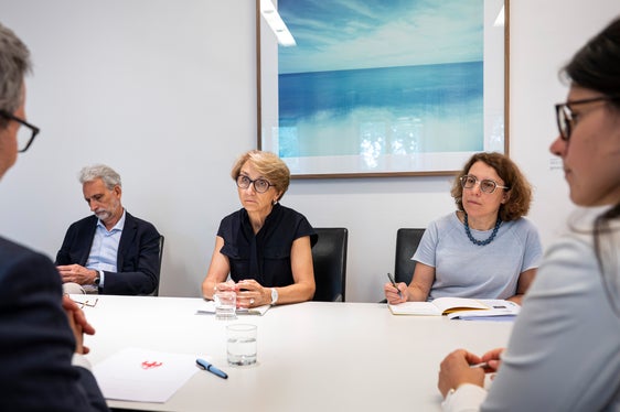 Il presidente della Provincia Arno Kompatscher (da sinistra) ha avuto uno scambio di opinioni con il console generale François Bonet, l’ambasciatrice Anne Marie Descôtes e la console onoraria Maria Emanuela de Abbondi (a destra: la segretaria particolare del presidente della Provincia Arno Kompatscher, Silvia Obwexer). (Foto: USP/Fabio Brucculeri)