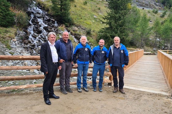 Lobten die Arbeiten: (v.l.) Bürgermeister von Martell, Georg Altstätter, mit Vorarbeiter Hansjörg Stricker, dem Direktor des Funktionsbereichs Wildbachverbauung Fabio De Polo, Baustellenleiter Florian Nössing und dem Direktor des Landesamtes für Wildbachverbauung West Peter Egger. (Foto: LPA/Landesamt für Wildbach- und Lawinenverbauung West)