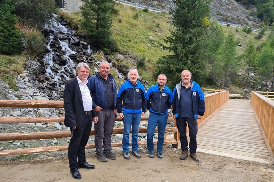 Da sin.: il sindaco di Martello Georg Altstätter, il caposquadra Hansjörg Stricker, il direttore Fabio De Polo, il capo cantiere Florian Nössing e il direttore dell'Ufficio sistemazione bacini montani Ovest, Peter Egger. (Foto: ASP/Ufficio sistemazione bacini montani Ovest )
