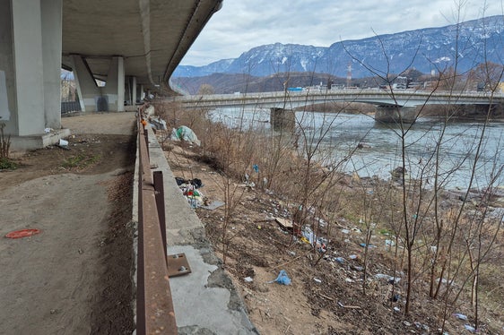 Das Amt für Wildbach- und Lawinenverbauung Süd hat in Zusammenarbeit mit der Gemeinde Bozen, der Brennerautobahn AG A22, der Stadtpolizei und dem für Umwelthygiene zuständigen Dienstleister Seab umfangreiche Müllsammlungsarbeiten an den Ufern des Eisacks in Bozen durchgeführt. (Foto: LPA/Amt für Wildbach- und Lawinenverbauung Süd in der Agentur für Bevölkerungsschutz)
